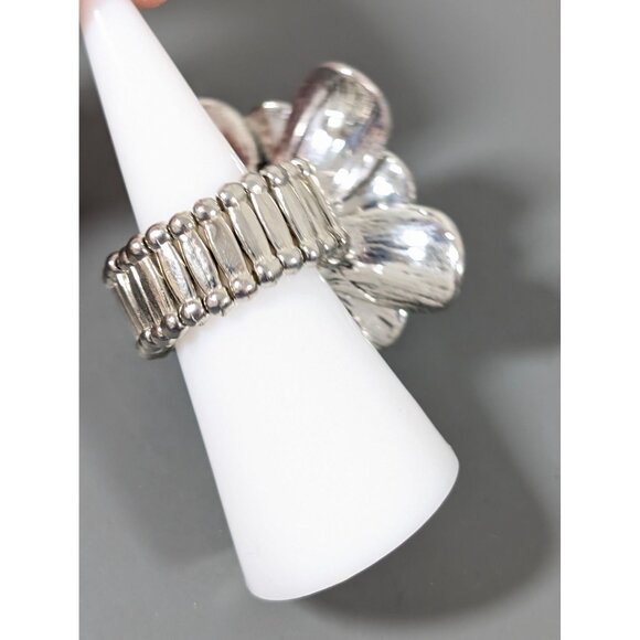 Silver Tone Gray Rhinestone Flower Cocktail Ring Size 7 Statement Bold Stretch - Picture 3 of 8